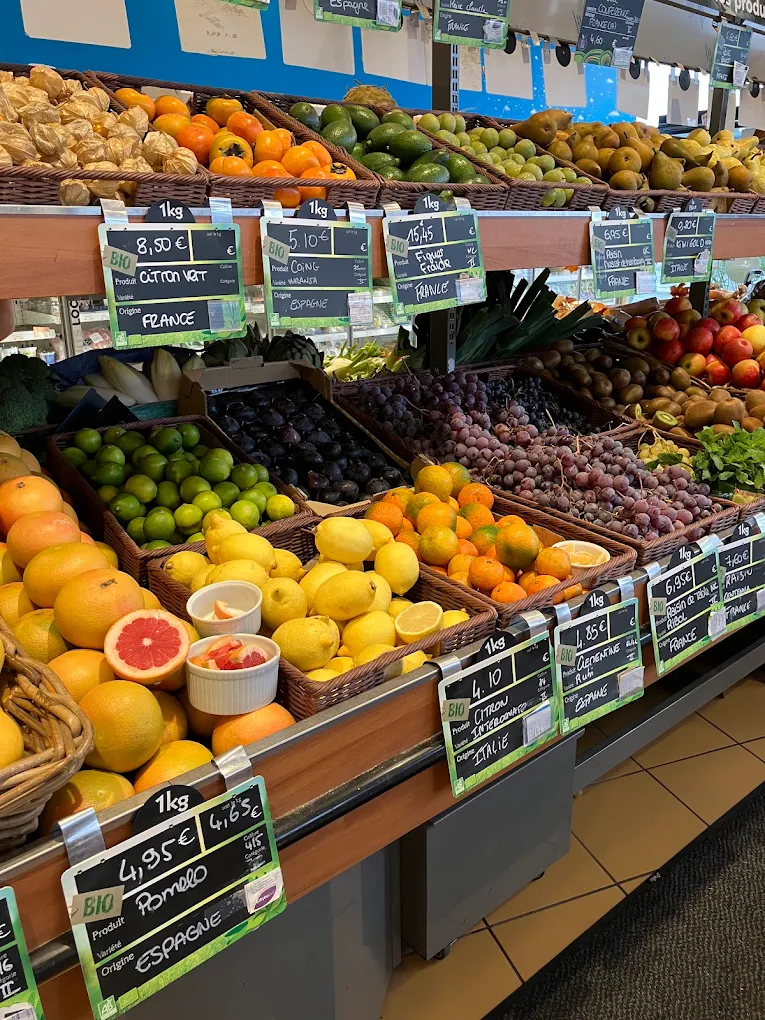 Étal de fruits et légumes bio dans un magasin Colibri près de La Rochelle