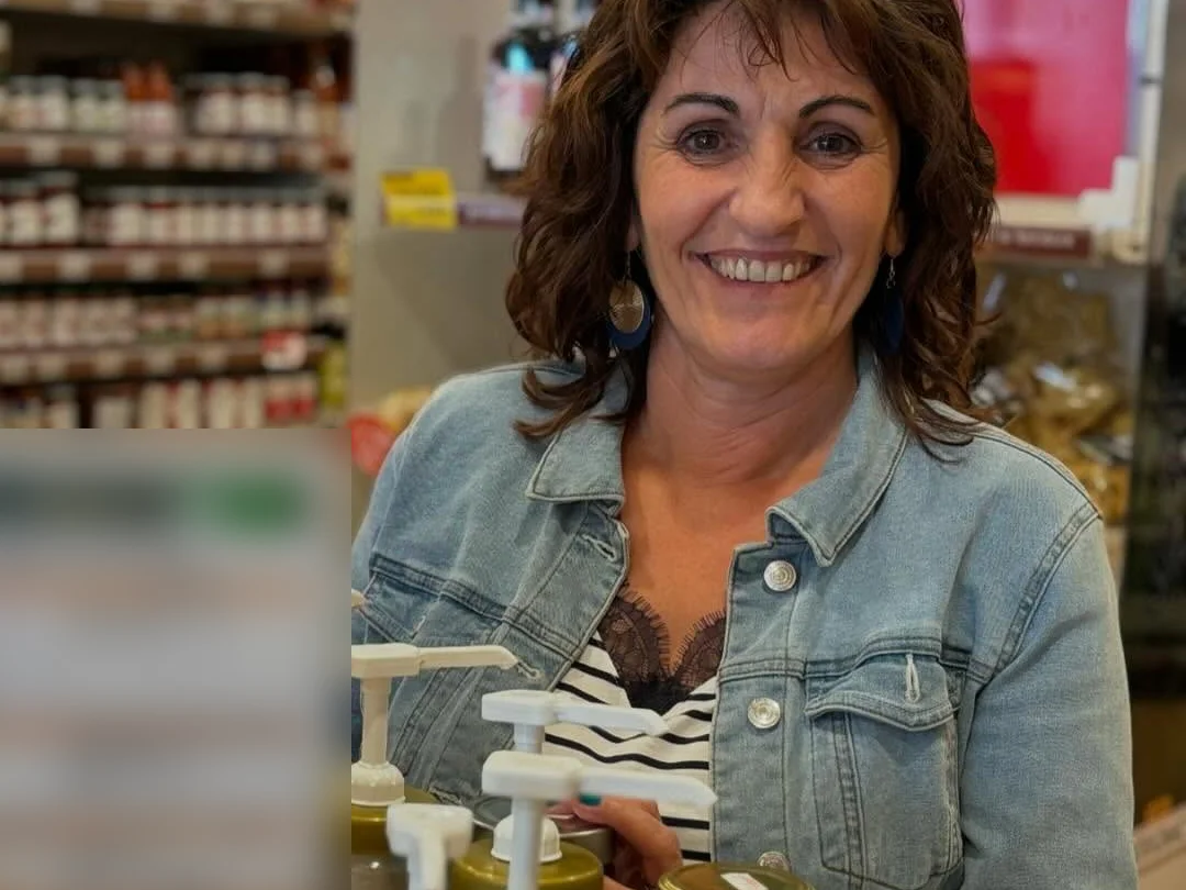 Cécile présente les miels de L'Abeille des Monts de Blond lors d'une dégustation chez Colibri