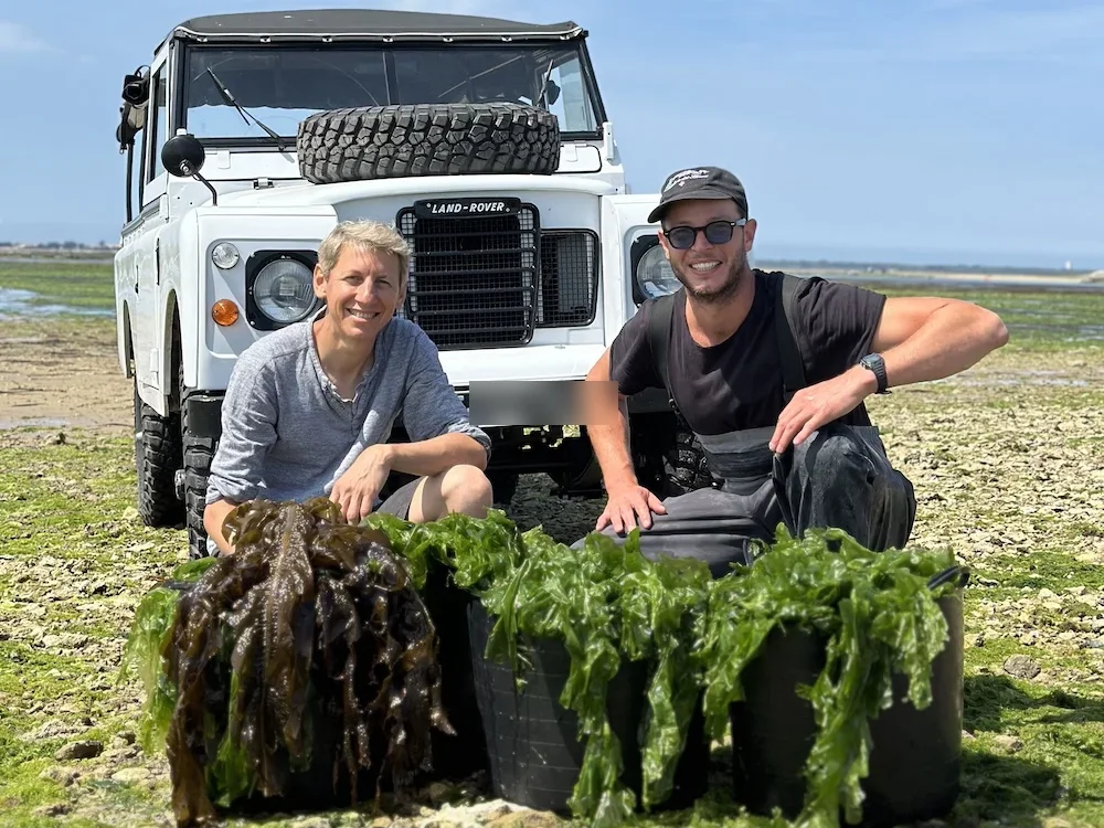 Les fondateurs d'Aoré avec leur récolte d'algues sur l'estran de l'île de Ré
