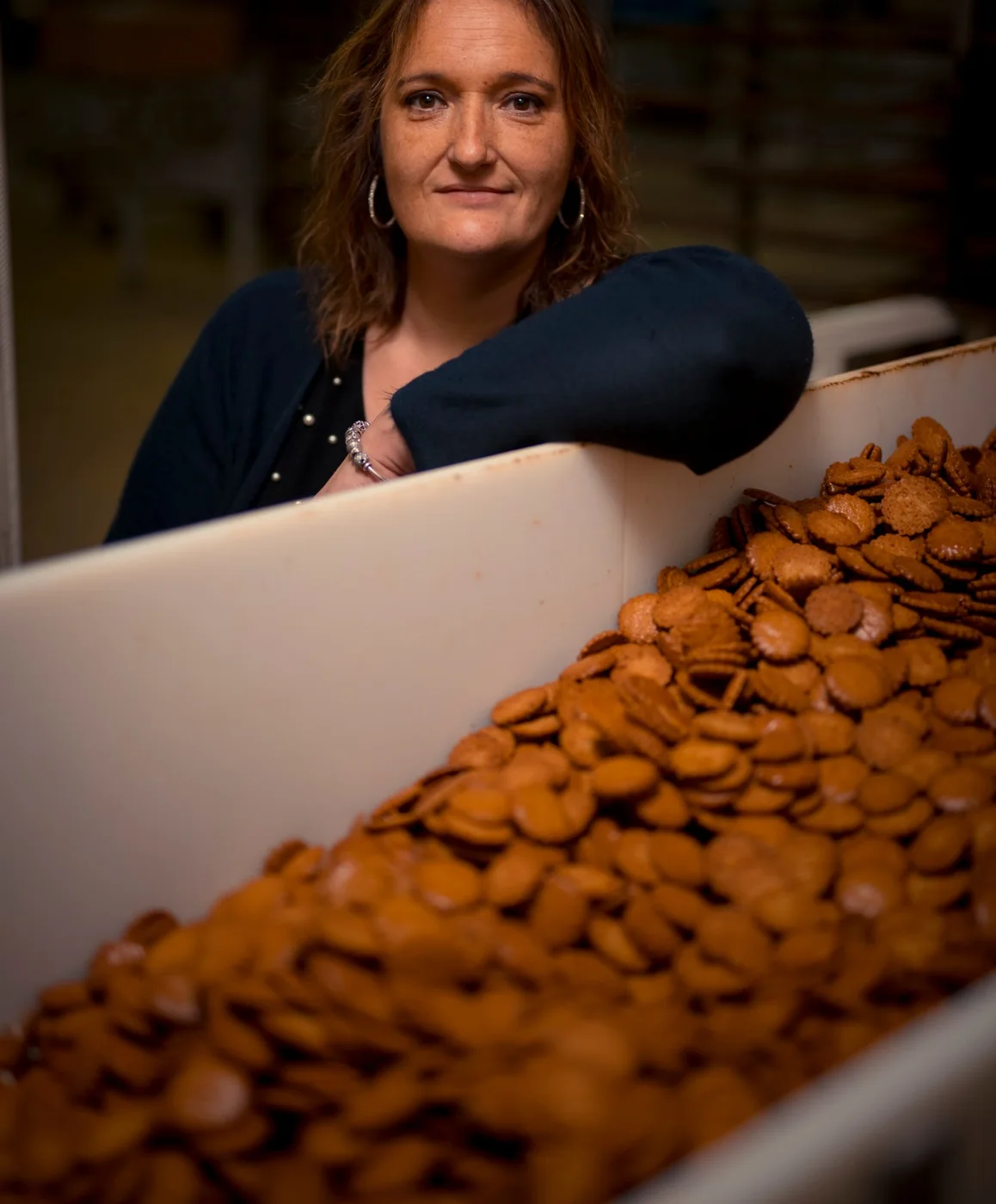 Sandra Brion, de la Biscuiterie de Lencloître, au milieu de ses biscuits