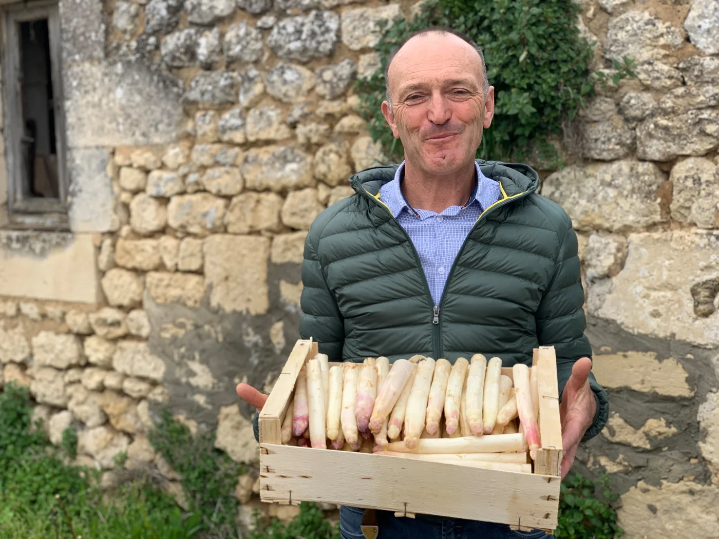 Didier Baillou avec une cagette de ses asperges bio, à Lorignac