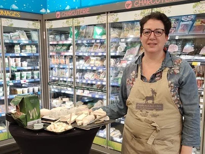 Emma fait déguster ses fromages de chèvre bio dans un magasin Colibri