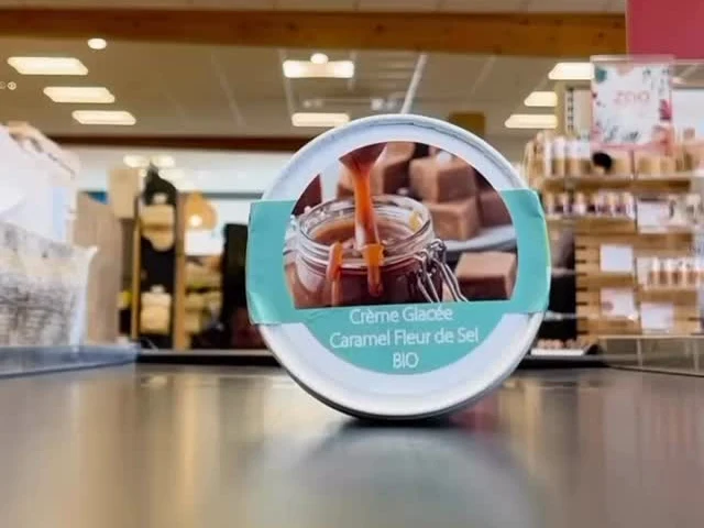 Un pot de crème glacée caramel fleur de sel bio des Glaces de Pauline