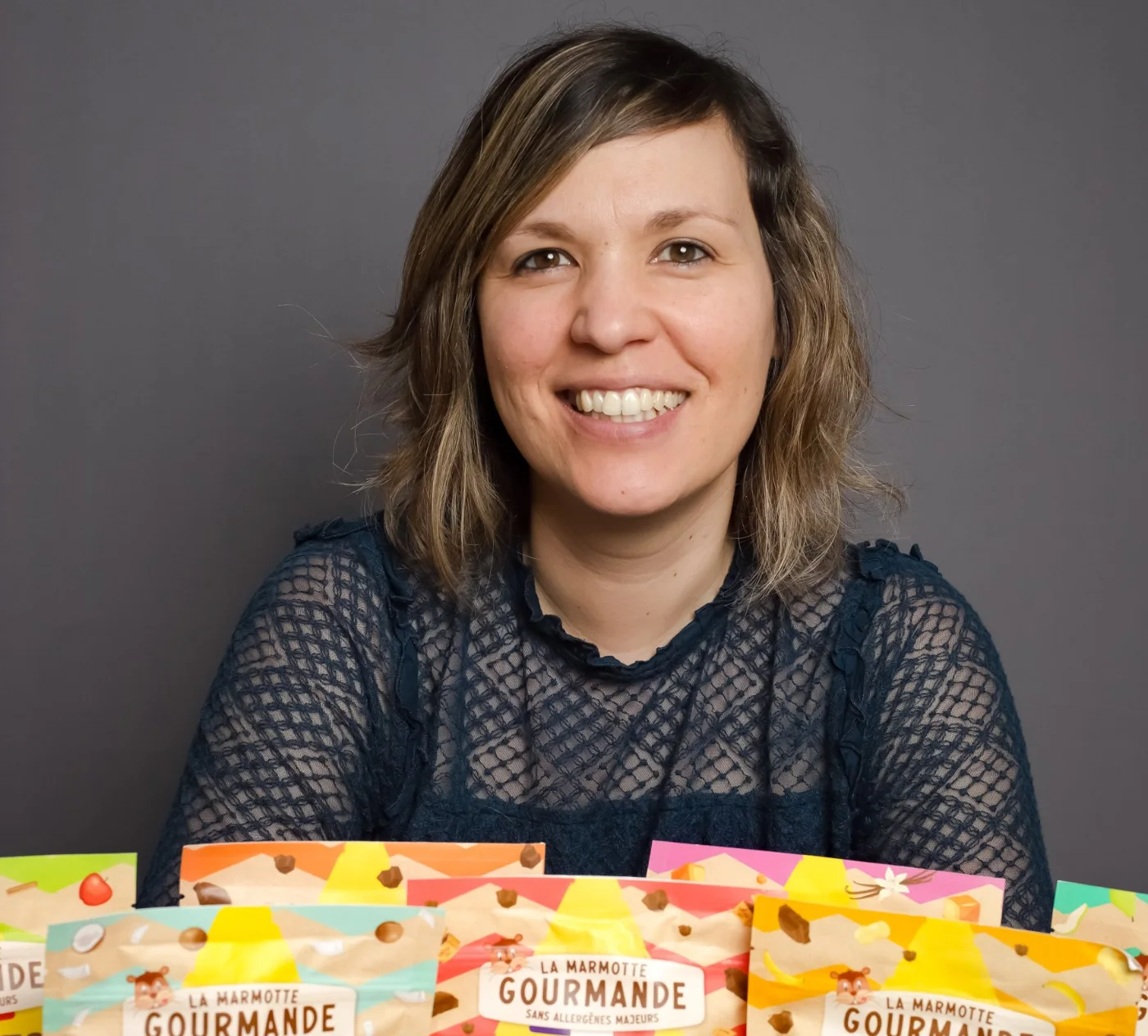 Claire Brunaud, fondatrice de La Marmotte Gourmande, avec ses cookies bio