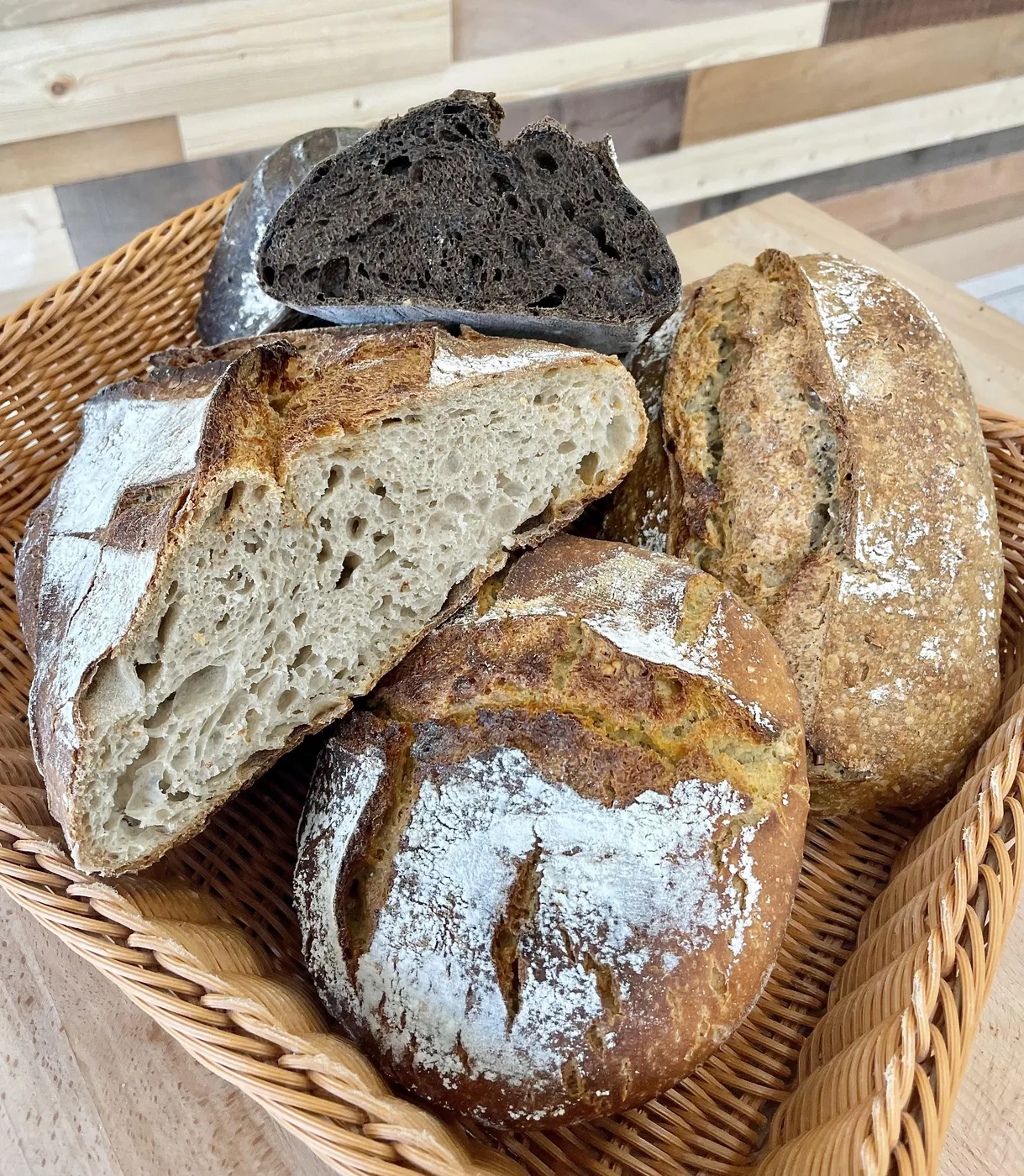 Pains bio au levain de Laurent L'Hénaff dans une corbeille