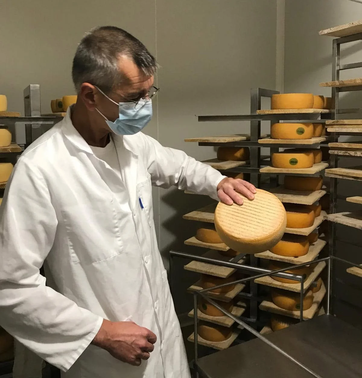Xavier Bergeon, du Petit Taugonnais, dans sa cave d'affinage