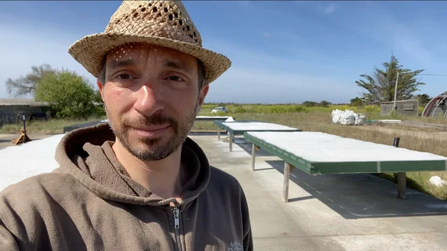 Benjamin, de Rivesaline, devant les tables de séchage du sel sur l'île de Ré