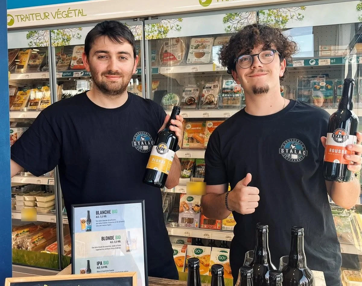 Les brasseurs de Stalac présentent leurs bières lors d'une dégustation