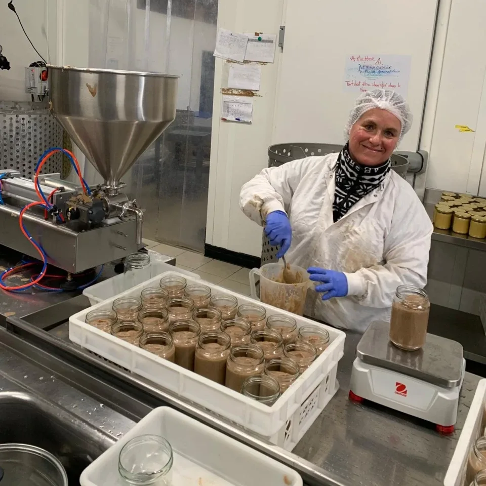 Mise en bocaux à l'atelier des Vergers des Doud's