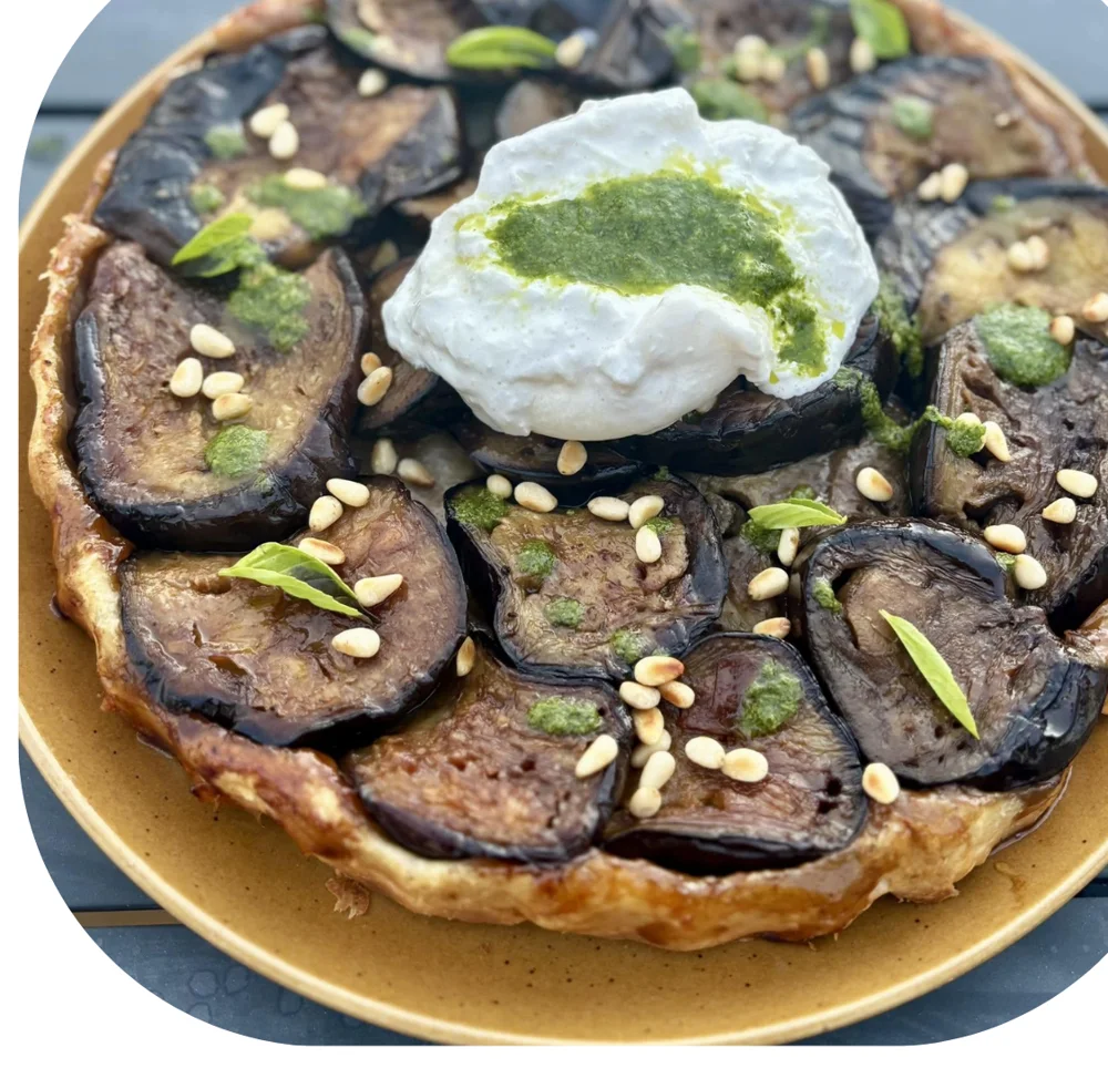 Tarte d'aubergines façon tatin, burrata et pesto maison
